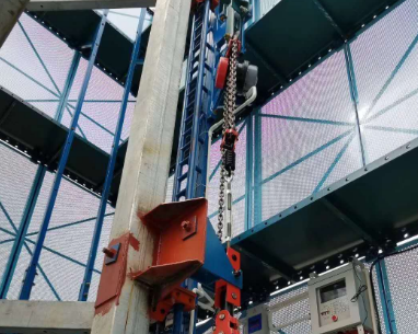 群吊電動葫蘆在提升藍色鋼板沖孔網中的應用